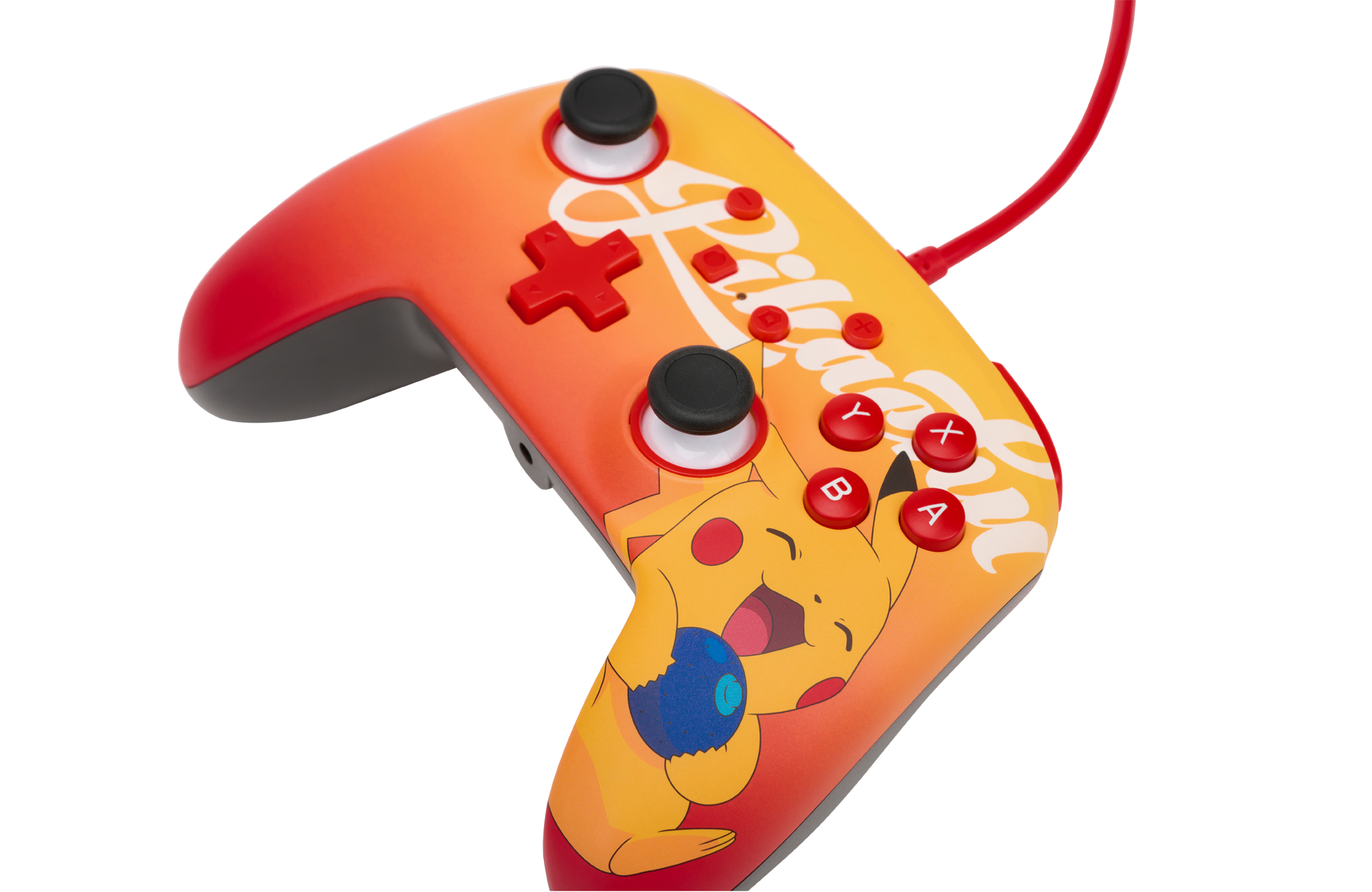 Ein Controller mit Pikachu-Motiv, roten Knöpfen und einem roten Kabel, auf weißem Hintergrund.