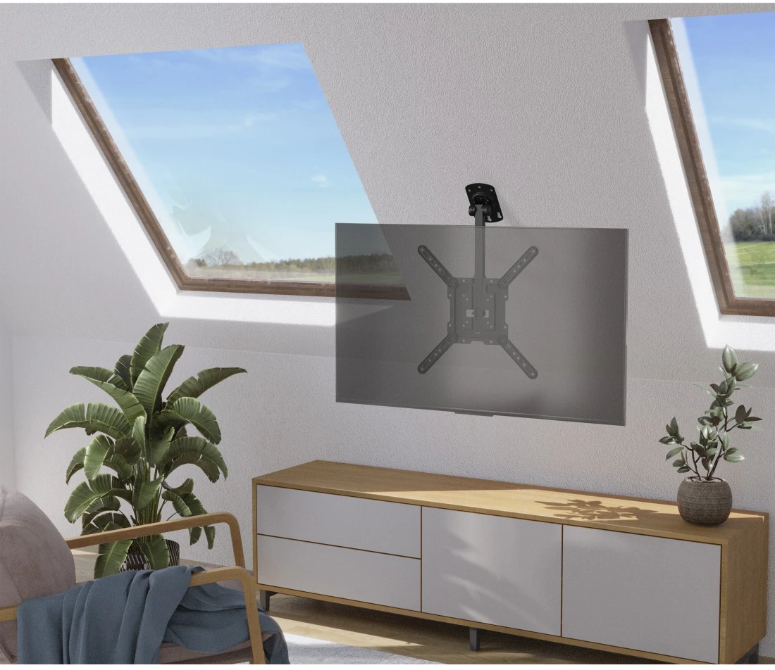 Innenaufnahme eines Raumes mit Oberlichtern. Ein Fernseher ist an der Wand über einem Holzschrank montiert.