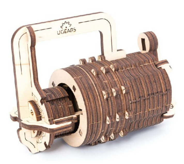 Egy fa mechanikus puzzle világosbarna színben. Fehér felületen van.