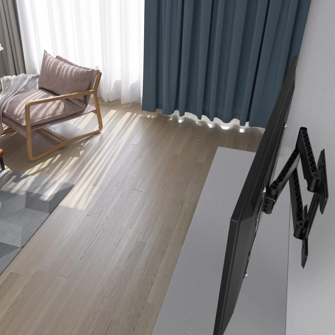 Wohnzimmer mit an der Wand montiertem Fernseher, Sofa, Vorhängen und Holzböden.