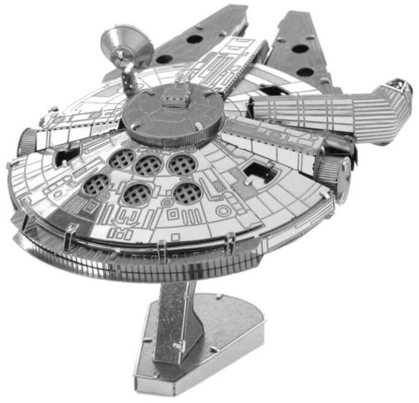 Millennium Falcon űrhajó fém modellje, bonyolult részletekkel. Fehér felületen.