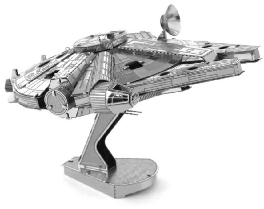 A Millennium Falcon űrhajó fém modellje egy állványon, fehér háttér előtt. Ezüst színű.