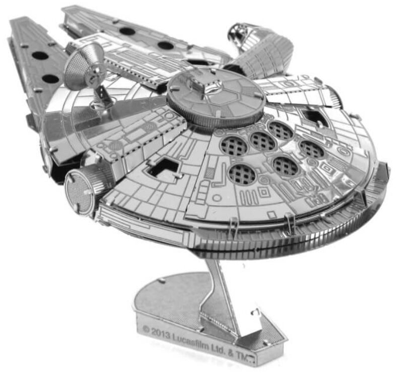 Ezüst fém modell a Millennium Falcon űrhajóról, állványon.