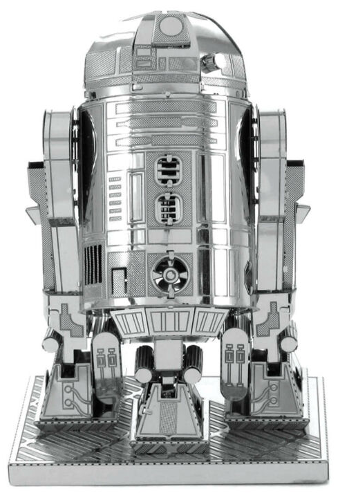 Króm R2-D2 robotmodell. Részletes fémfelület, négyzet alakú talapzaton áll.
