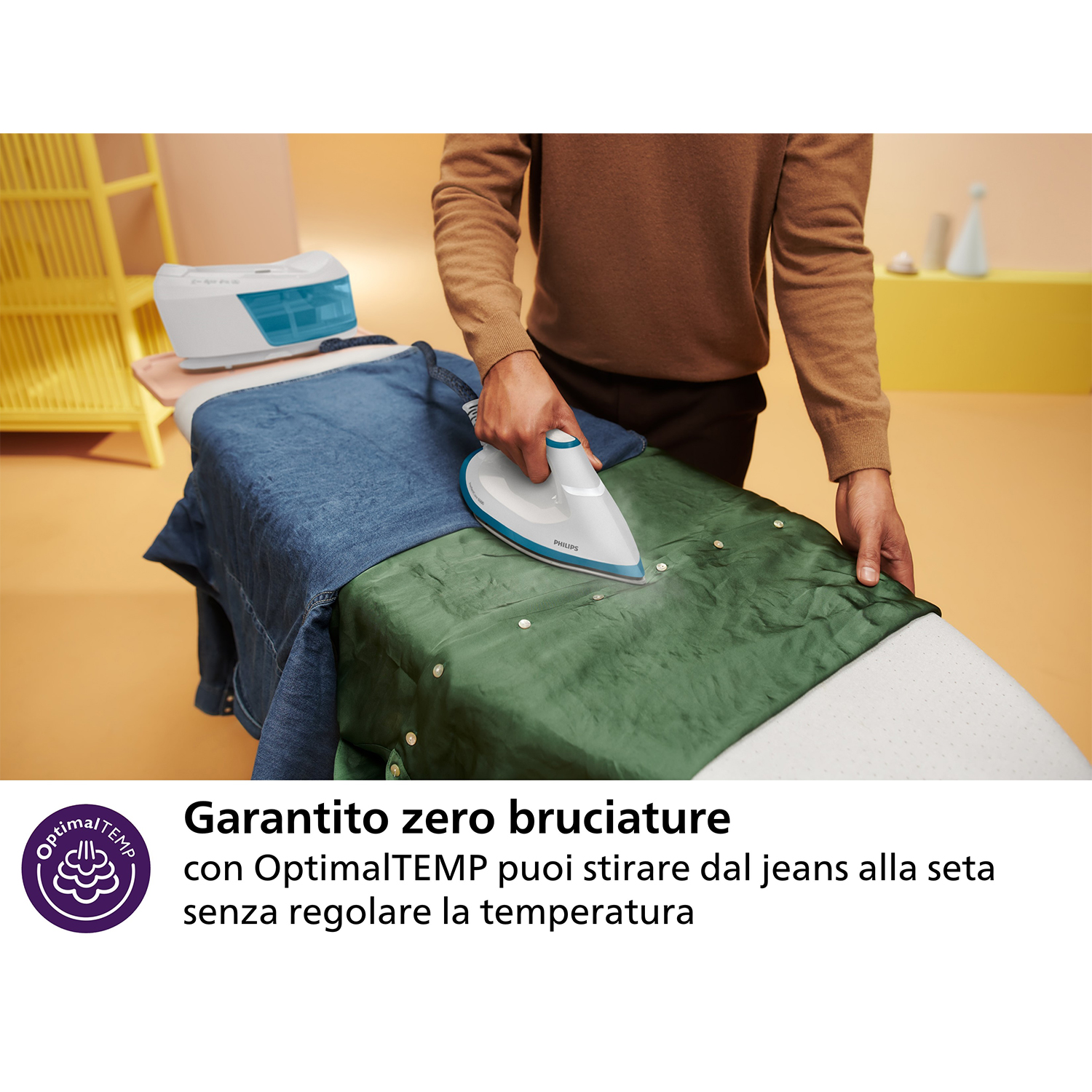 Una persona che stira un capo verde su un'asse da stiro. Il testo è in basso.