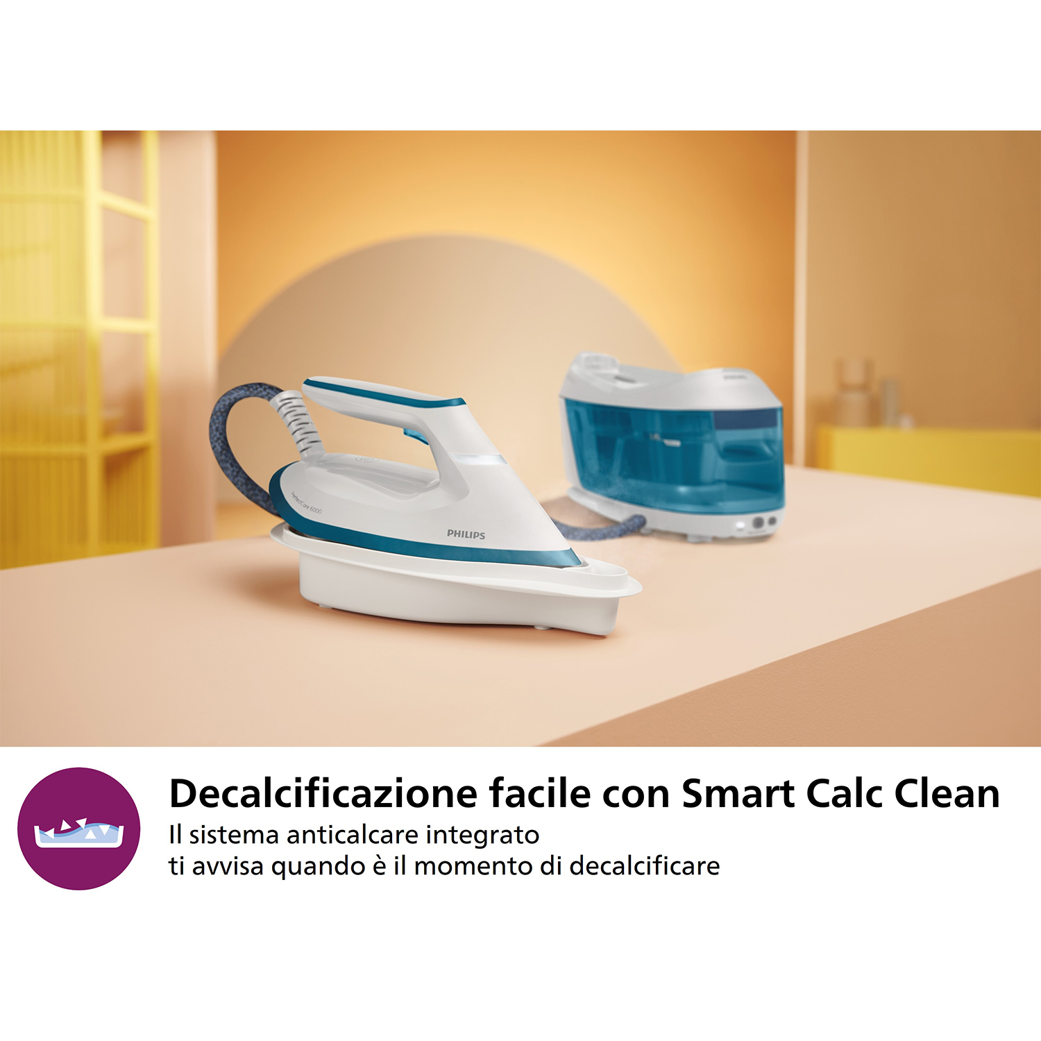 Ferro da stiro bianco e serbatoio blu, con testo sulla facile decalcificazione.