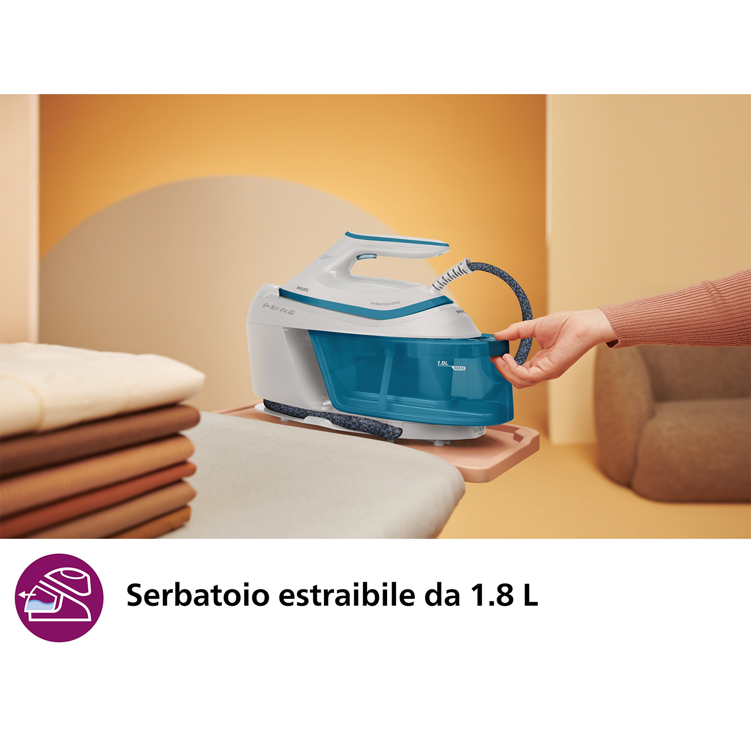 Un ferro da stiro a vapore bianco e blu è su un'asse da stiro. Una mano versa l'acqua.