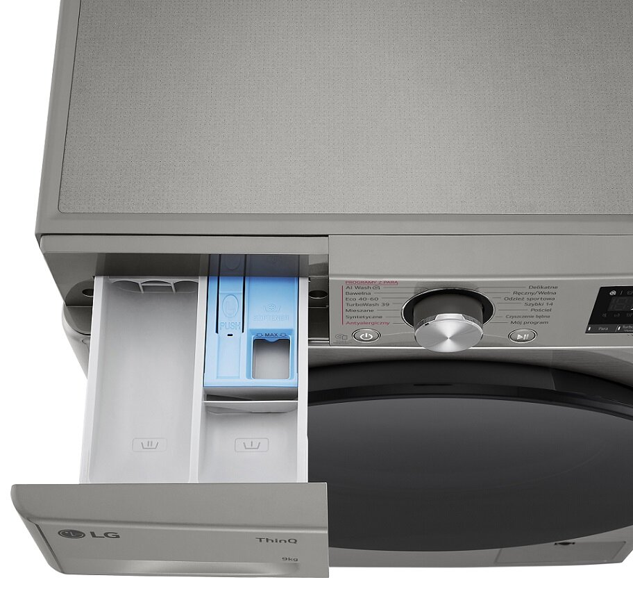 Szuflada pralki otwarta. Pokazuje przegródki na detergent i niebieską sekcję zmiękczacza.