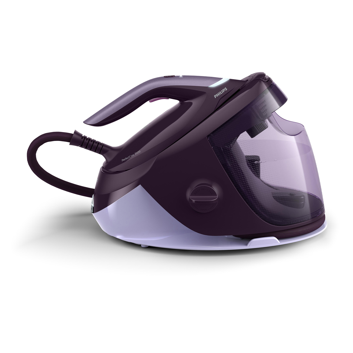 Ferro da stiro viola e bianco con serbatoio dell'acqua trasparente su base bianca. Sfondo bianco.