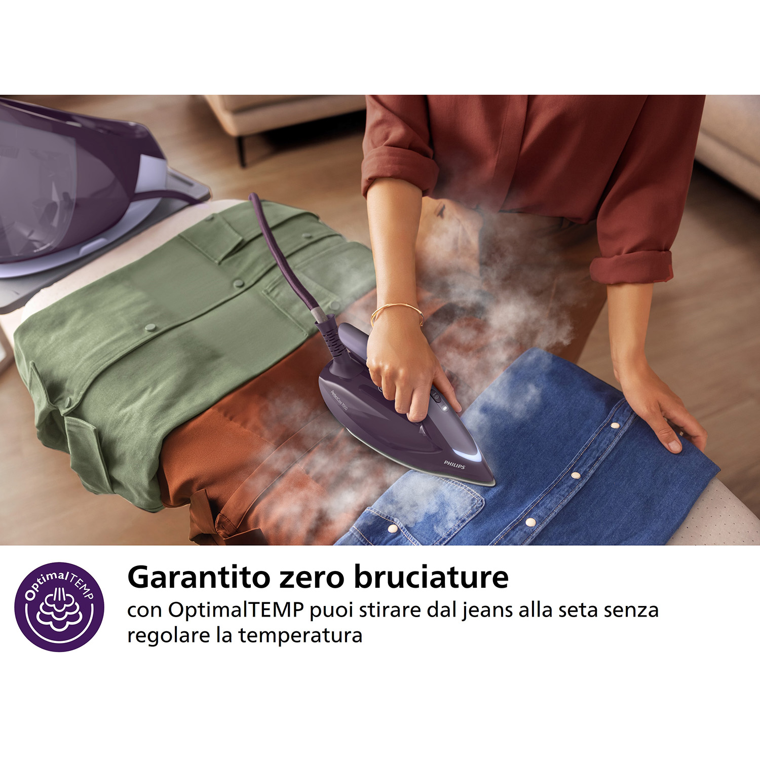 Donna che stira camicie con ferro viola. Testo: 'Garantito zero bruciature'.