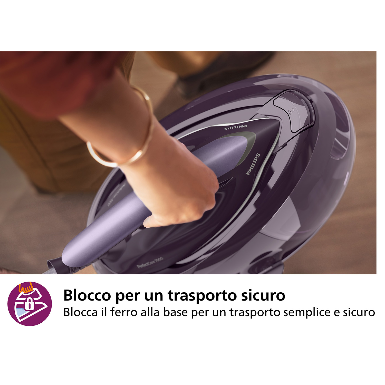 La mano di una persona tiene un ferro da stiro viola.