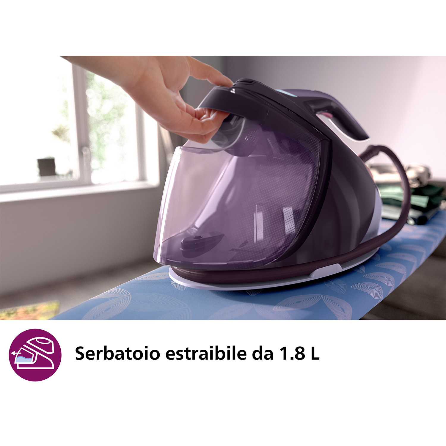 Persona che usa un ferro da stiro Philips viola, stira i vestiti su un'asse da stiro.