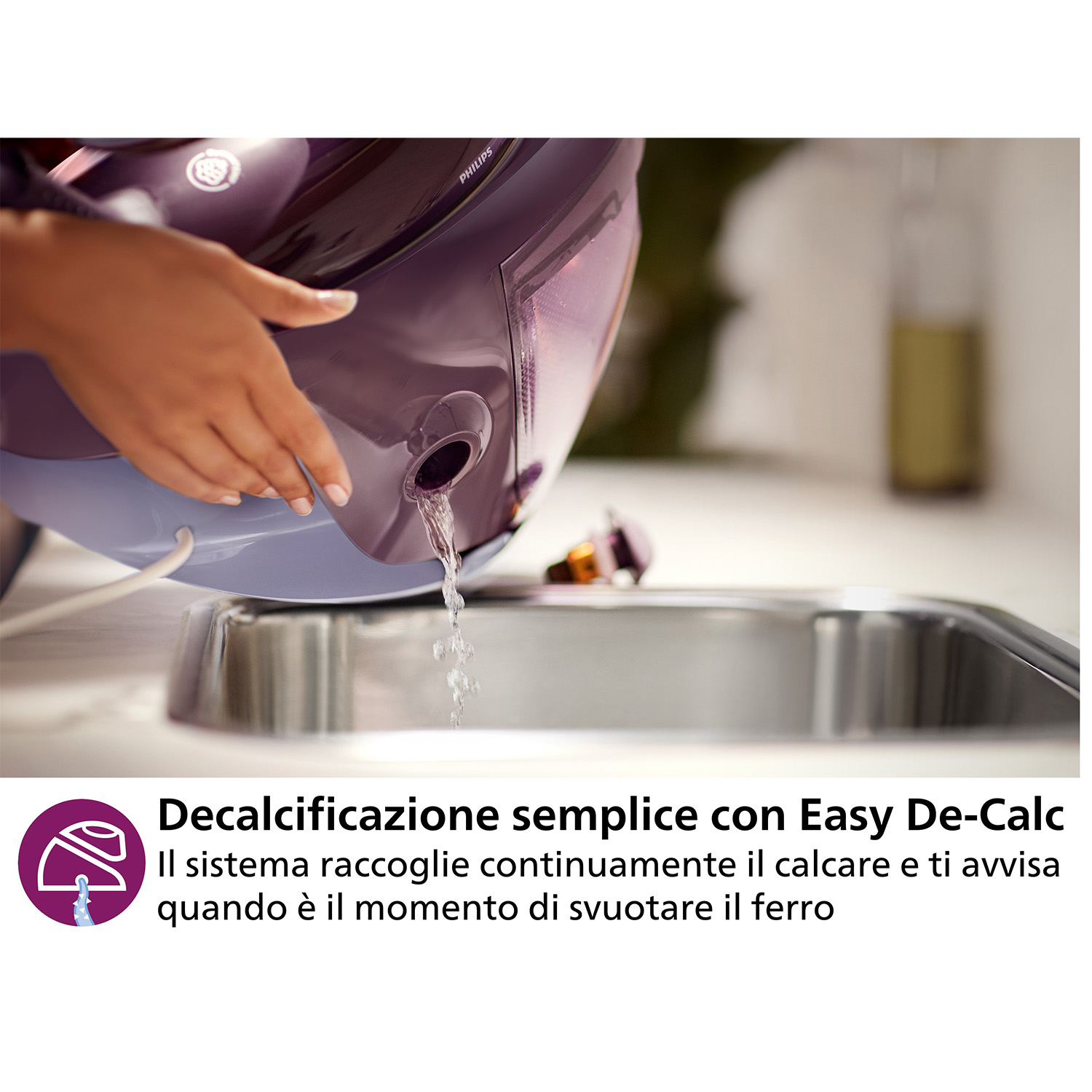 Un ferro da stiro viola con testo sulla facile funzionalità di decalcificazione.