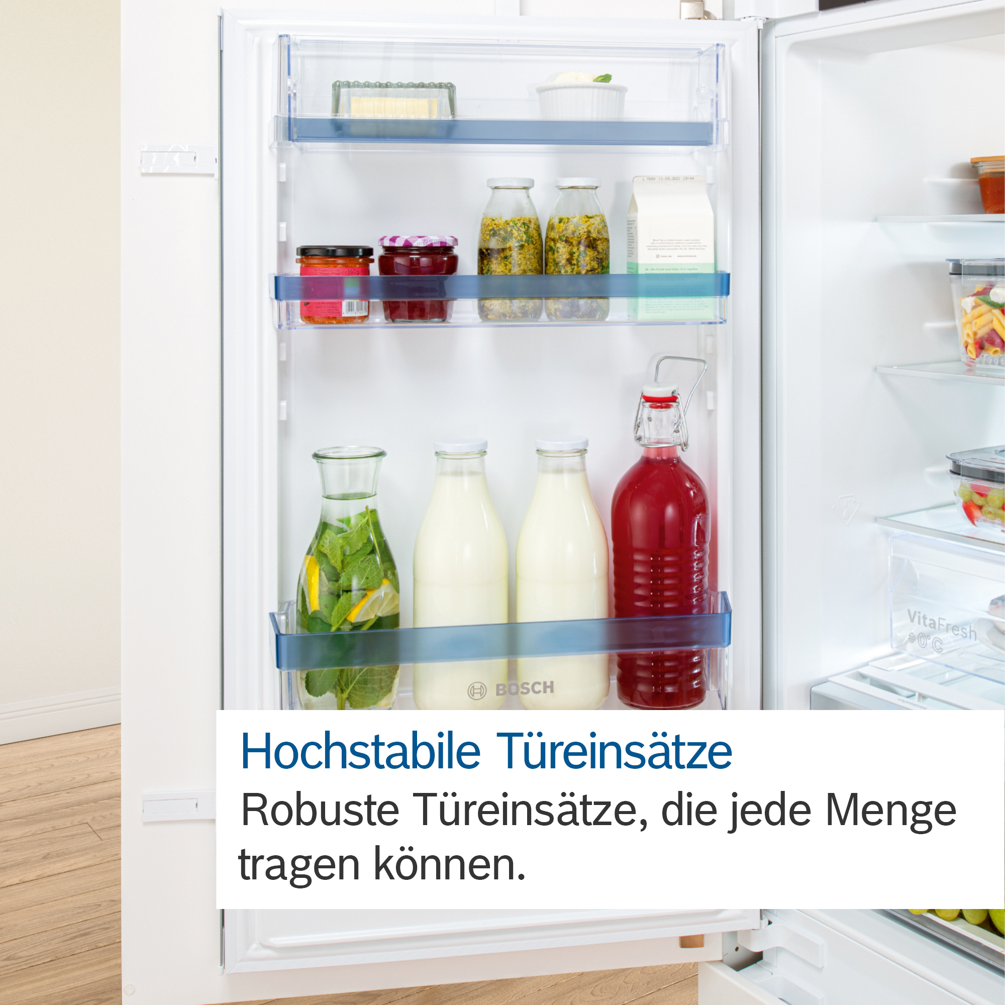 Kühlschrankinnenraum mit Glasflaschen, Gläsern und Lebensmittelbehältern auf blauen Regalen. Text über robuste Türeinsätze.