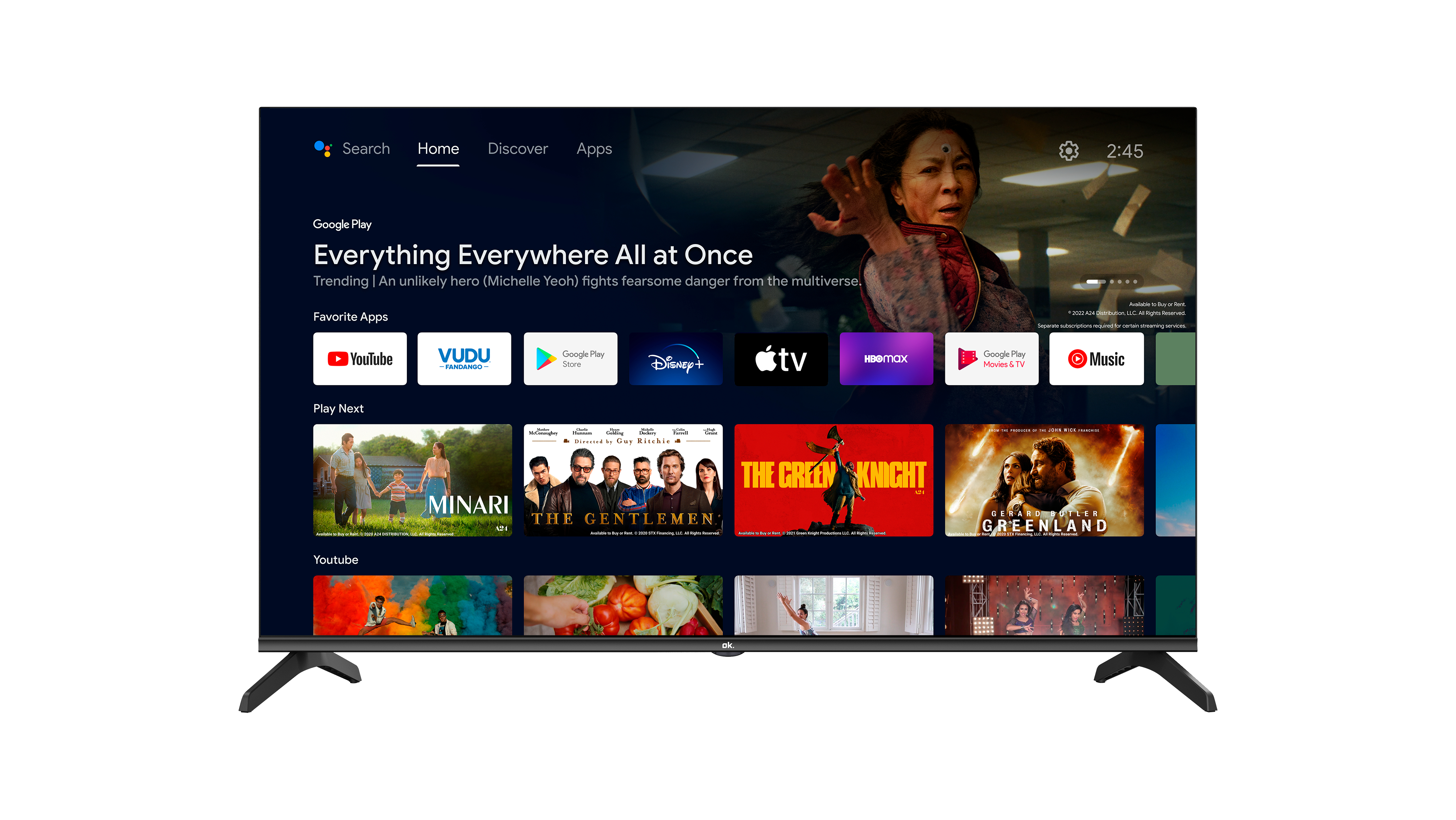 Ein Fernseher zeigt eine Filmoberfläche. Apps wie YouTube und Google Play sind sichtbar. Das Gesicht einer Frau ist auf dem Bildschirm.