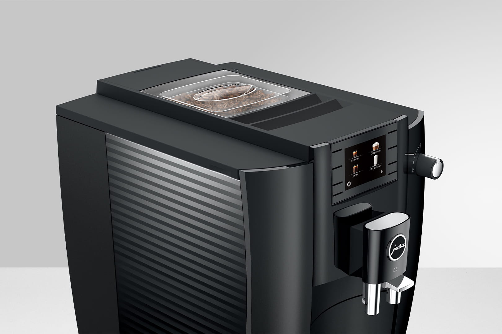 Una cafetera Jura negra con un contenedor de granos, pantalla y dispensador. Es una toma de primer plano.