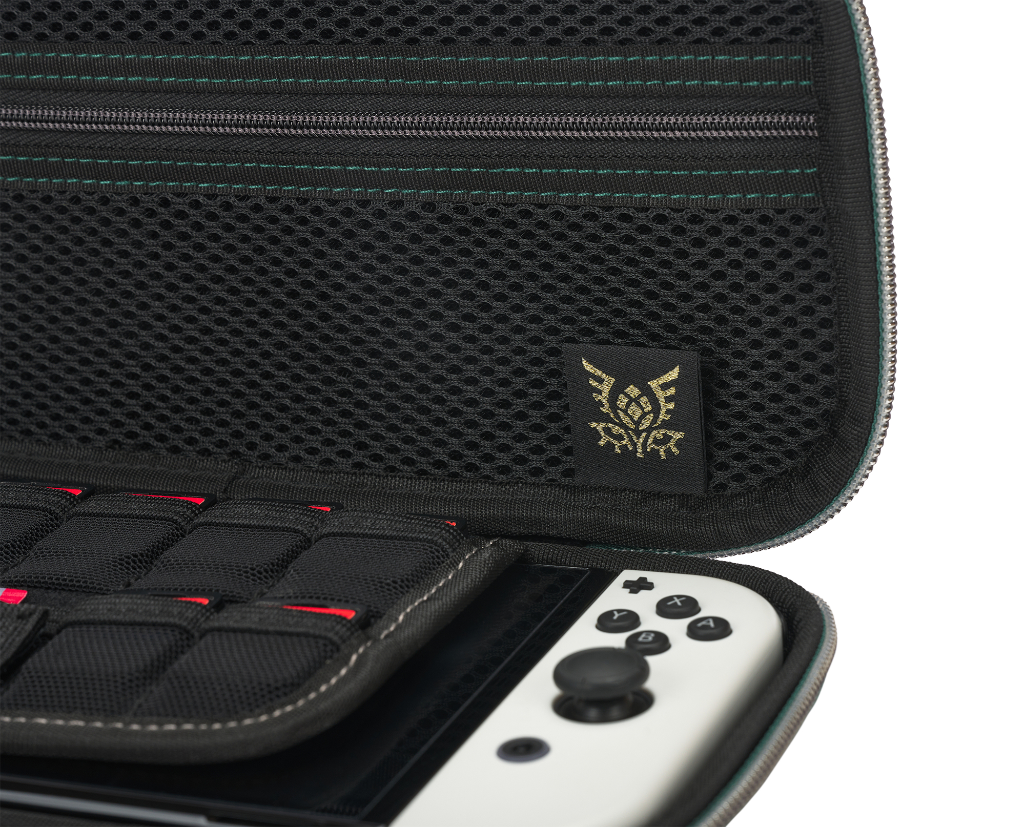 Nahaufnahme eines Switch-Etuis mit Konsole und schwarzer Netztasche.