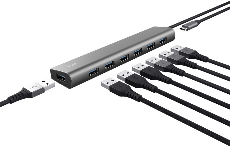 Szürke USB hub hét USB porttal és fekete kábelekkel. Sötét háttér.