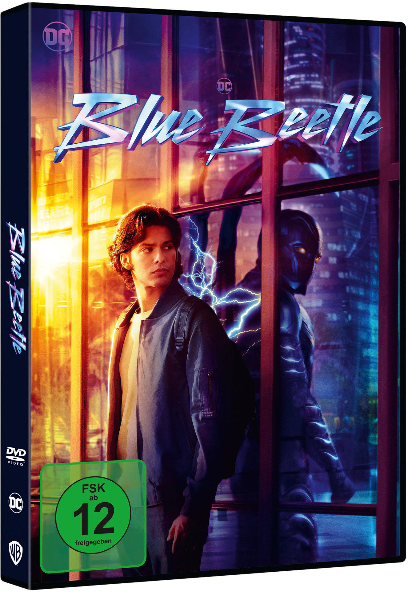 DVD-Cover für den Film Blue Beetle mit einem Mann, einem Superhelden und Stadtkulisse.