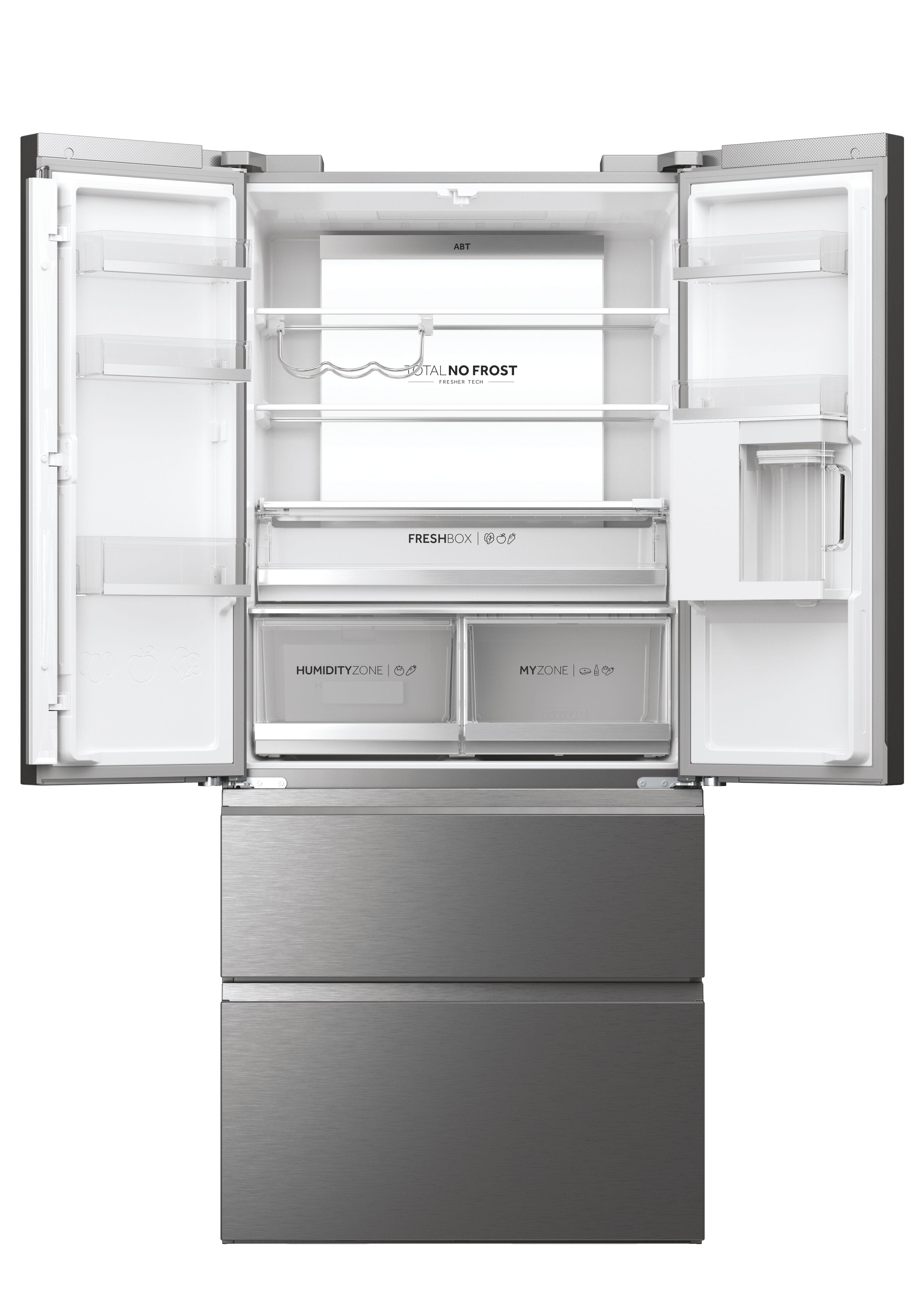Offener silberner Kühlschrank mit mehreren Regalen und Schubladen. Modernes Design, gut beleuchtet.