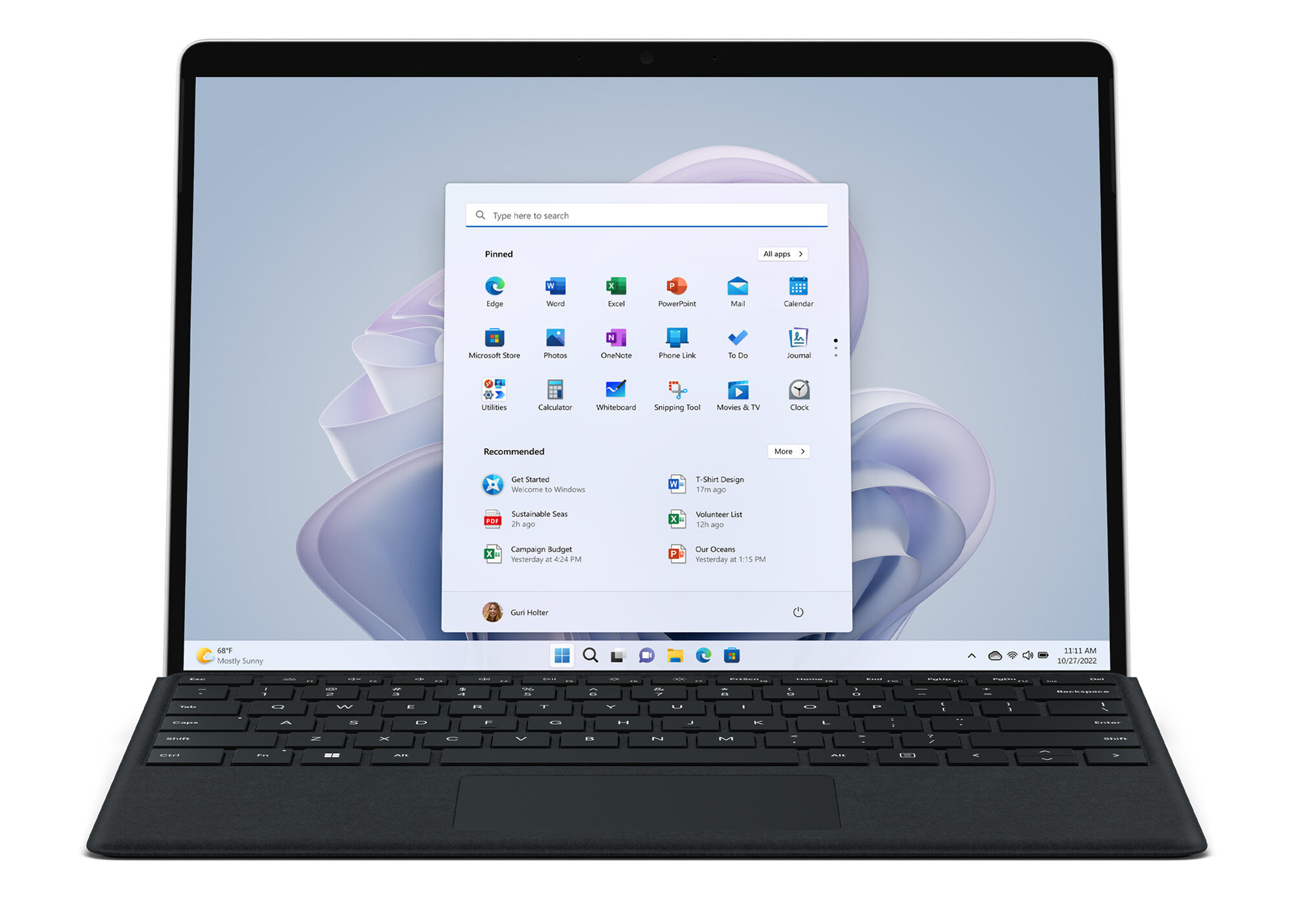 Czarny laptop z otwartym interfejsem Windows 11, pokazujący menu start i aplikacje.