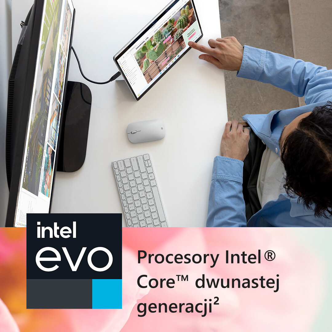 Widok z góry na biurko z osobą korzystającą z tabletu, klawiatury, myszy i logo intel evo.