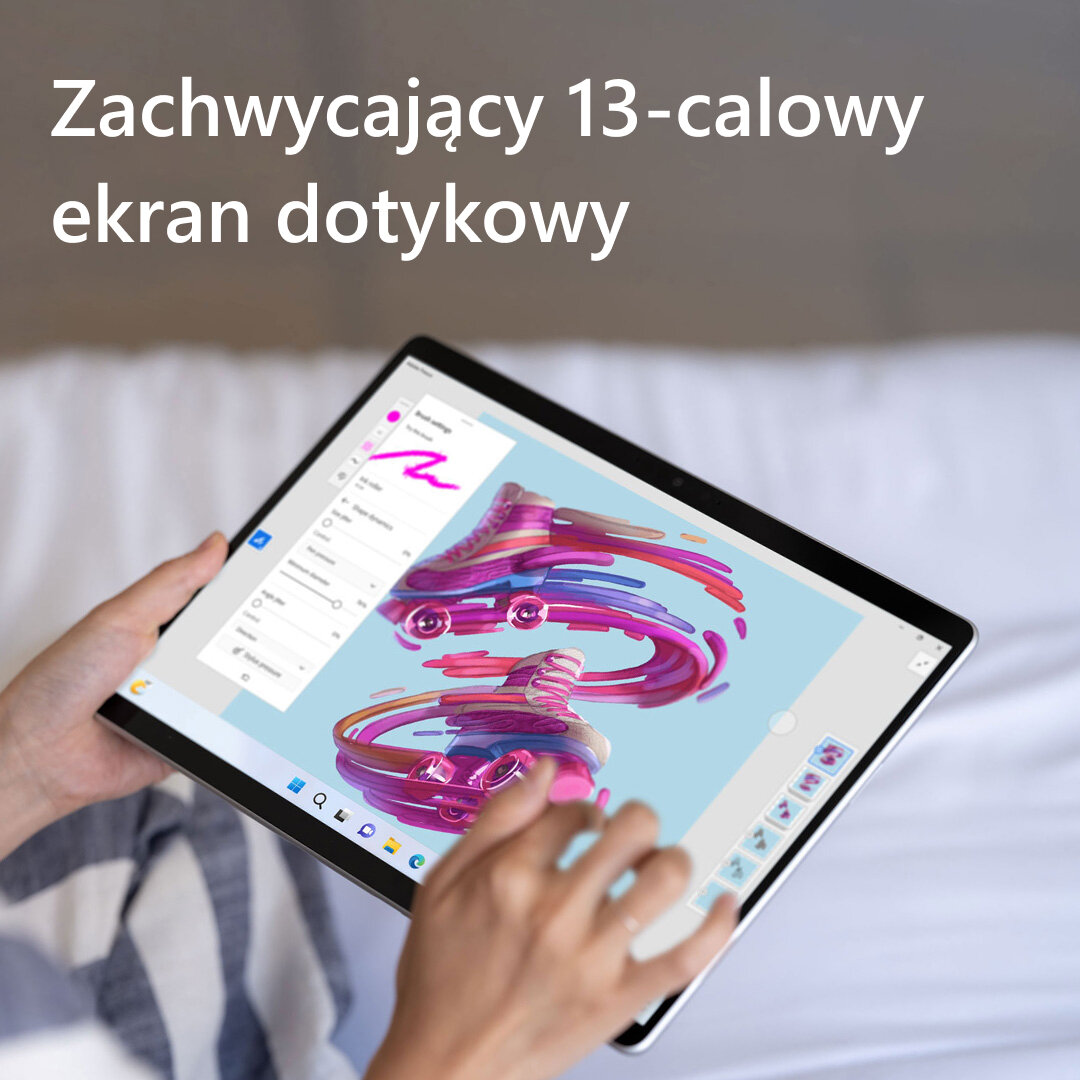 Osoba trzymająca tablet z cyfrowym obrazem za pomocą rysika.