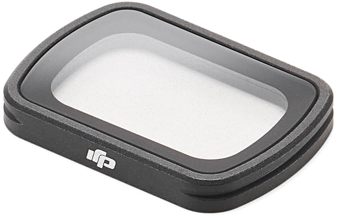 Czarny filtr do obiektywu z przezroczystym szklanym środkiem, na białej powierzchni.