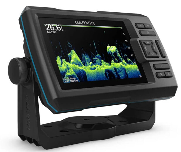 Echosonda Garmin pokazująca głębokość i strukturę wody. Schemat kolorów niebieski i czarny.