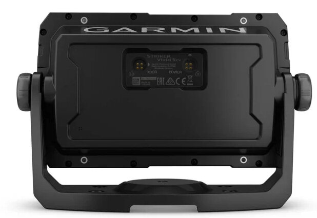 Czarny morski Garmin, widok z tyłu. Urządzenie posiada wspornik oraz kilka portów i etykiet z tyłu.