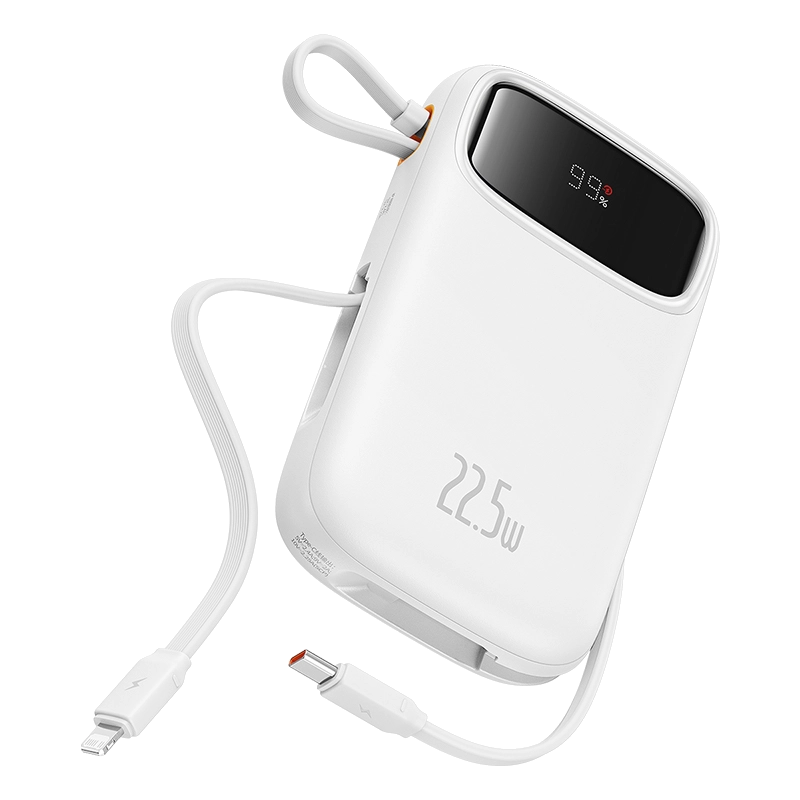 99% şarj gösteren dijital ekranlı beyaz powerbank ve sarkan bir şarj kablosu.