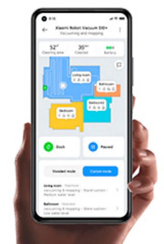 Dłoń trzymająca smartfon z aplikacją Xiaomi Robot Vacuum Mop. Telefon wyświetla mapę pomieszczenia.
