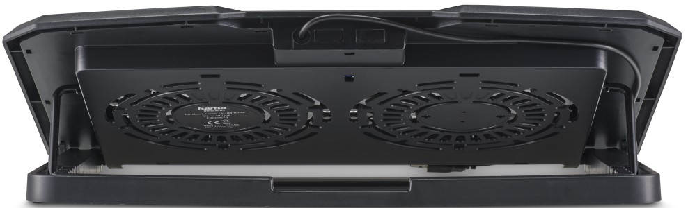 Unterseite eines schwarzen Laptop-Kühlpads mit zwei Lüftern und Mesh, schräge Ansicht.