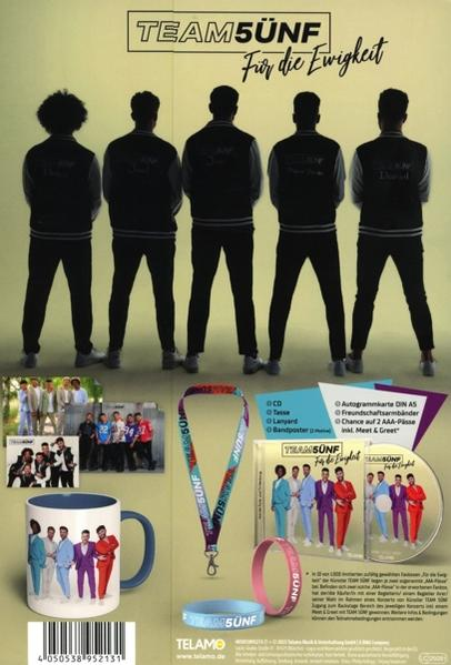 Rückseite eines TEAM5ÜNF-Posters mit fünf Männern in Jacken. Zubehör: Becher, Schlüsselband, Armband, CD und mehr.