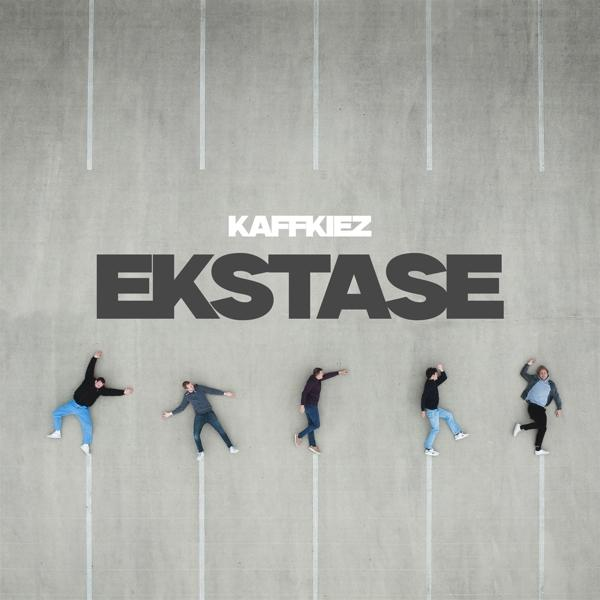 Albumcover für KAFFKIEZ's "EKSTASE", mit fünf Personen, die auf einer grauen Oberfläche liegen.