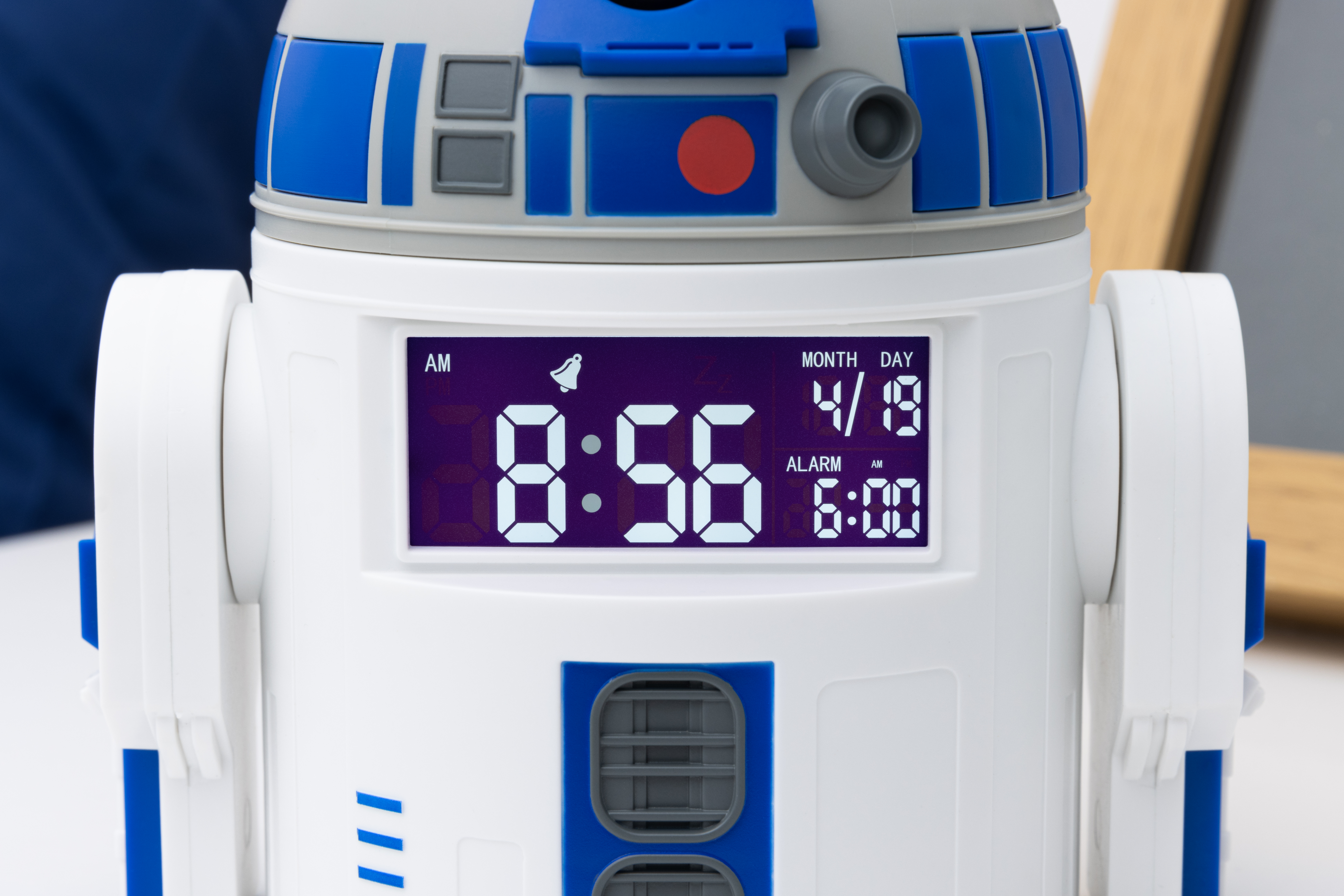 R2-D2 Uhr mit Digitalanzeige, die Zeit und Datum anzeigt, weiß und blau.