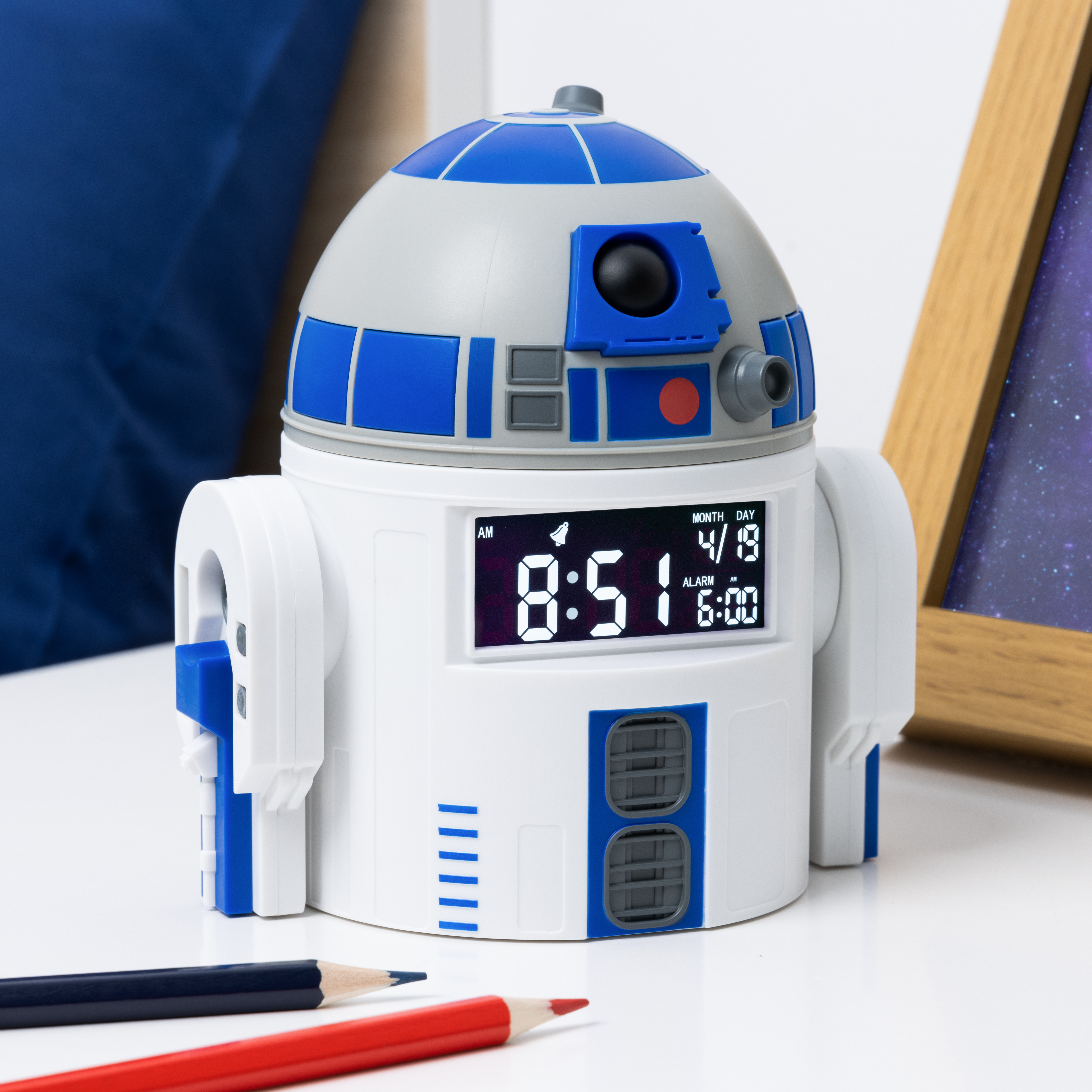 Ein R2-D2 Star Wars Wecker auf weißer Oberfläche, zeigt Zeit und Wecker.