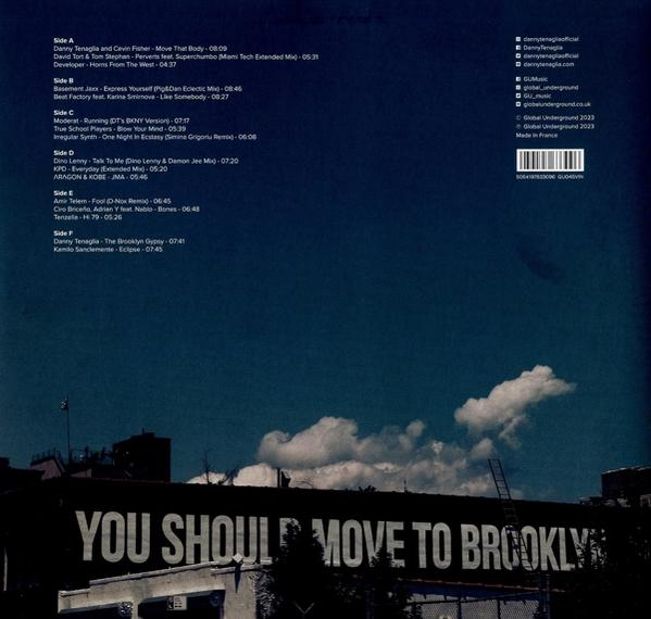 Albumcover mit Songtiteln und Skyline, blauer Hintergrund.