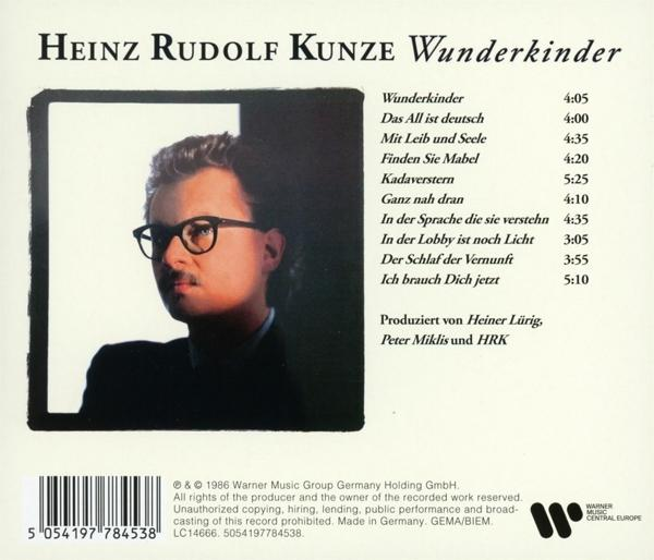 Rückseite einer CD-Hülle mit Text und einem Porträt eines Mannes mit Brille. Weißer Hintergrund.