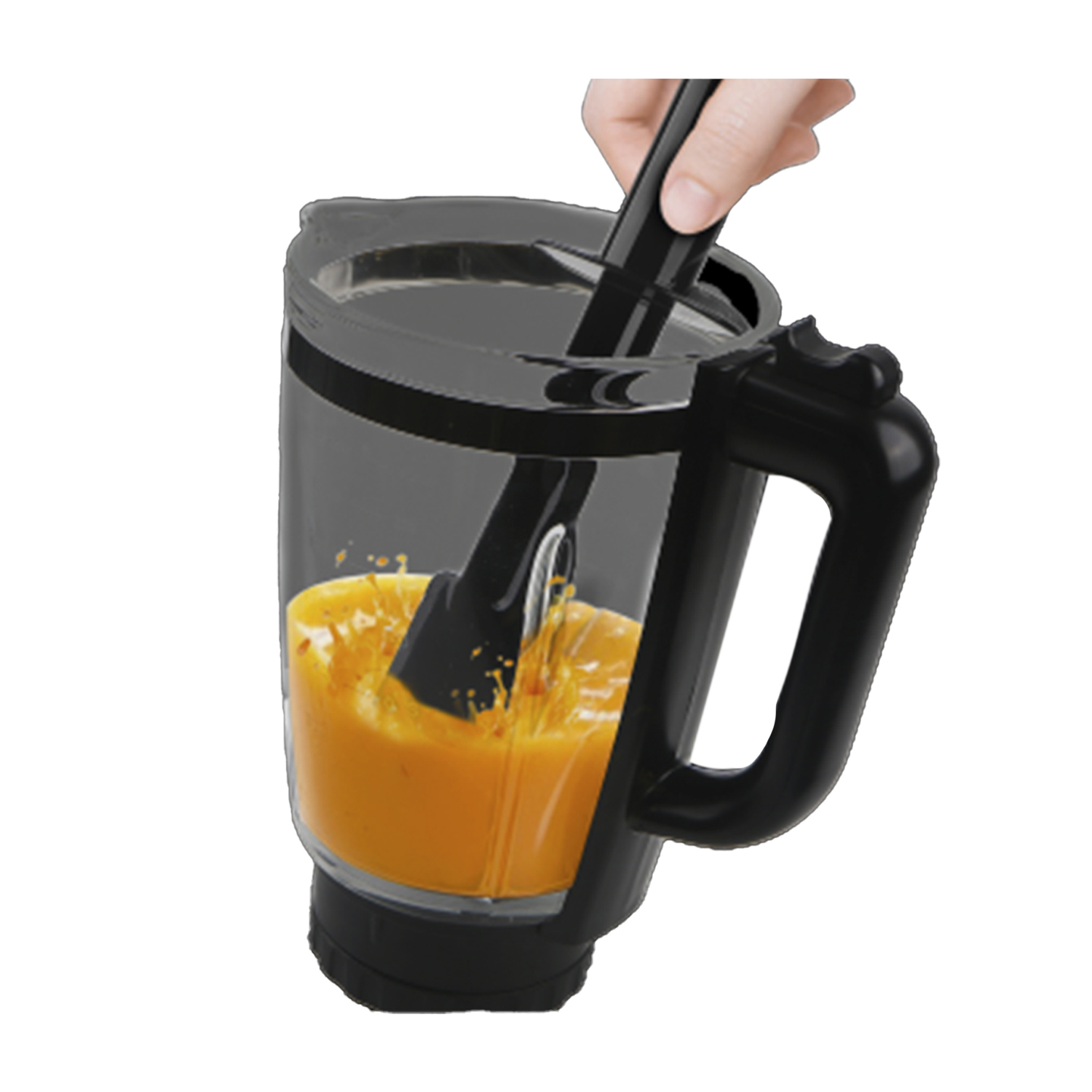Una caraffa del frullatore con liquido arancione agitato da un bastoncino nero, su sfondo bianco.