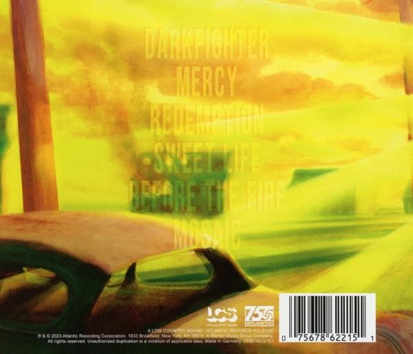 Albumcover mit Songtiteln vor verschwommenem gelb-grünem Hintergrund.