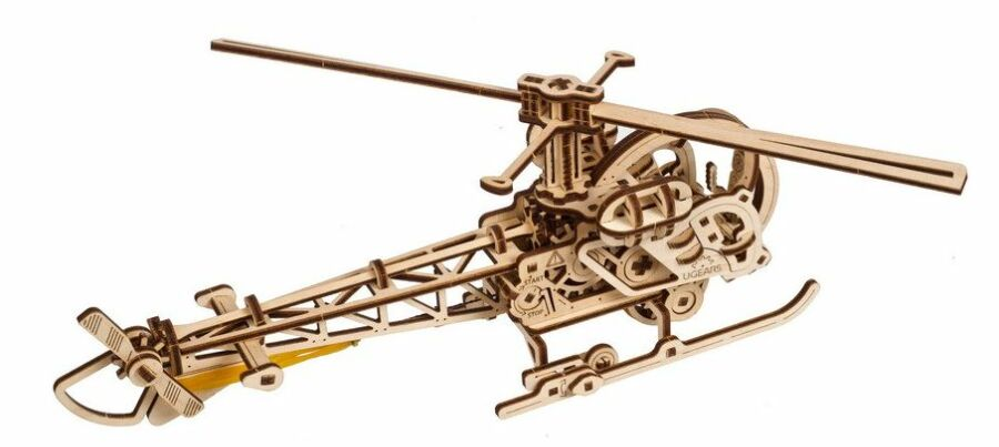 Fa modell helikopter fehér háttéren. Mechanikus, fogaskerekes építőjáték.