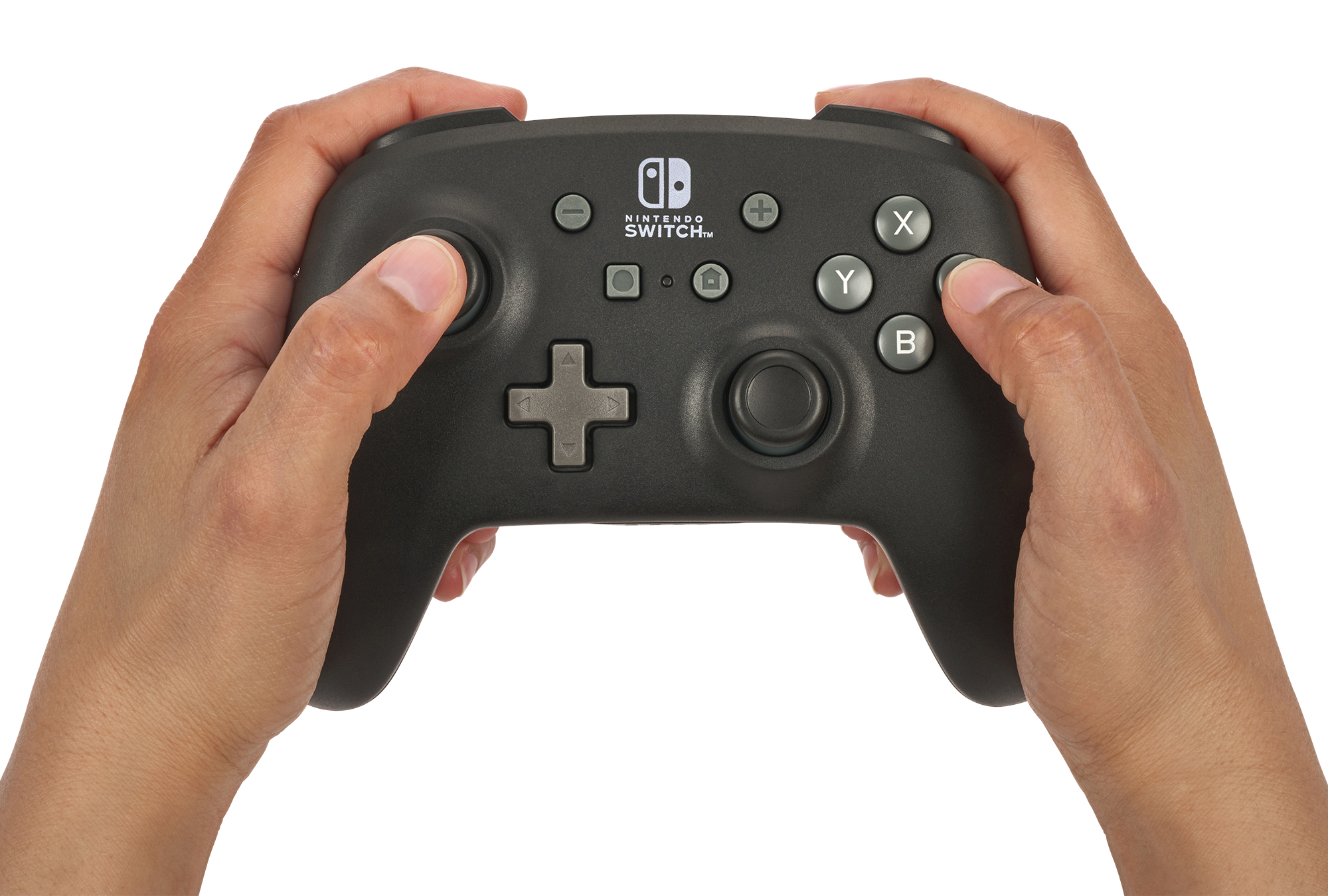 Hände halten einen schwarzen Nintendo Switch Controller. Weißer Hintergrund.