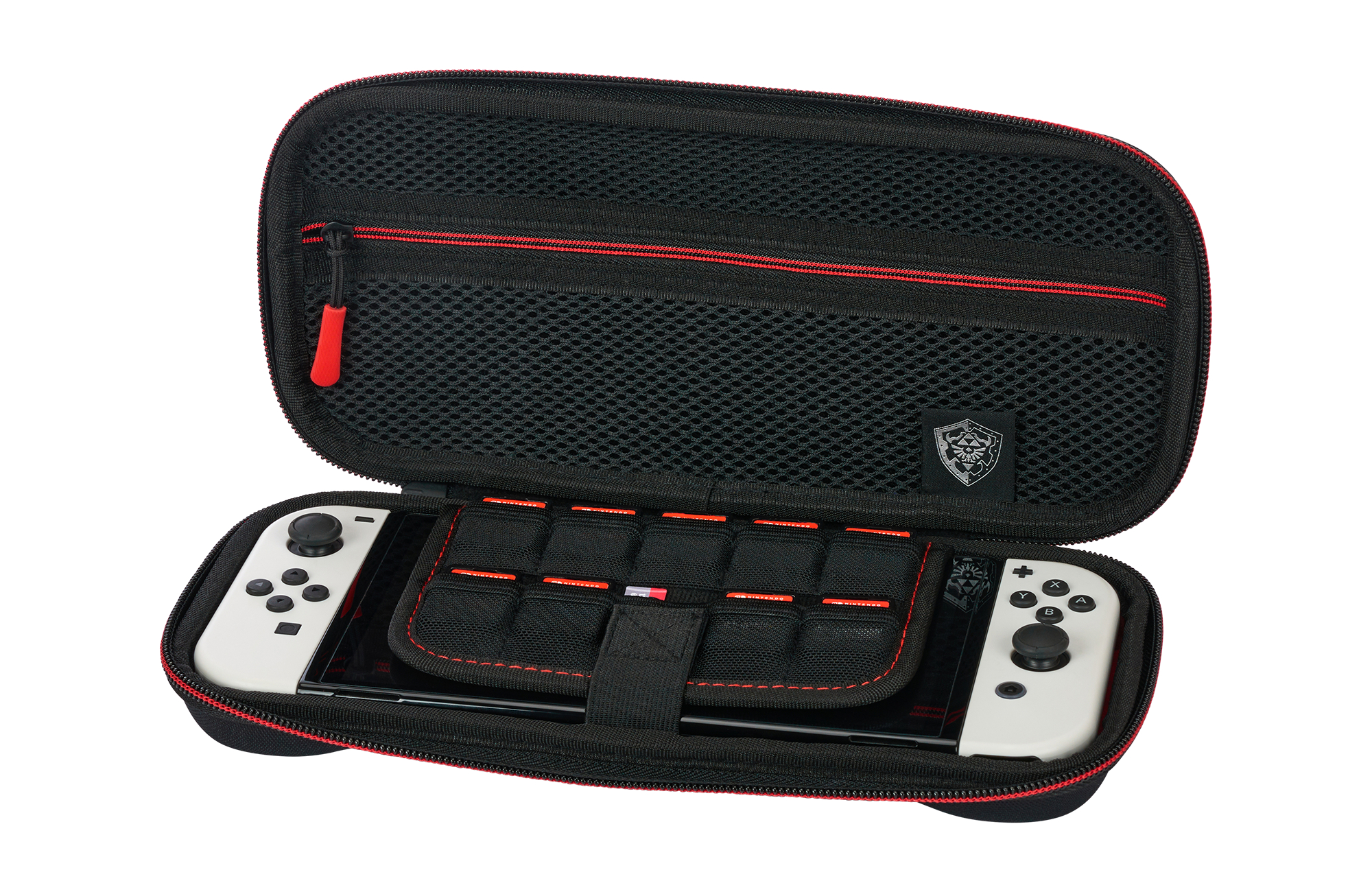 Ein offener schwarzer Koffer mit roten Akzenten, der ein Nintendo Switch-Gerät mit zwei weißen Controllern enthält.