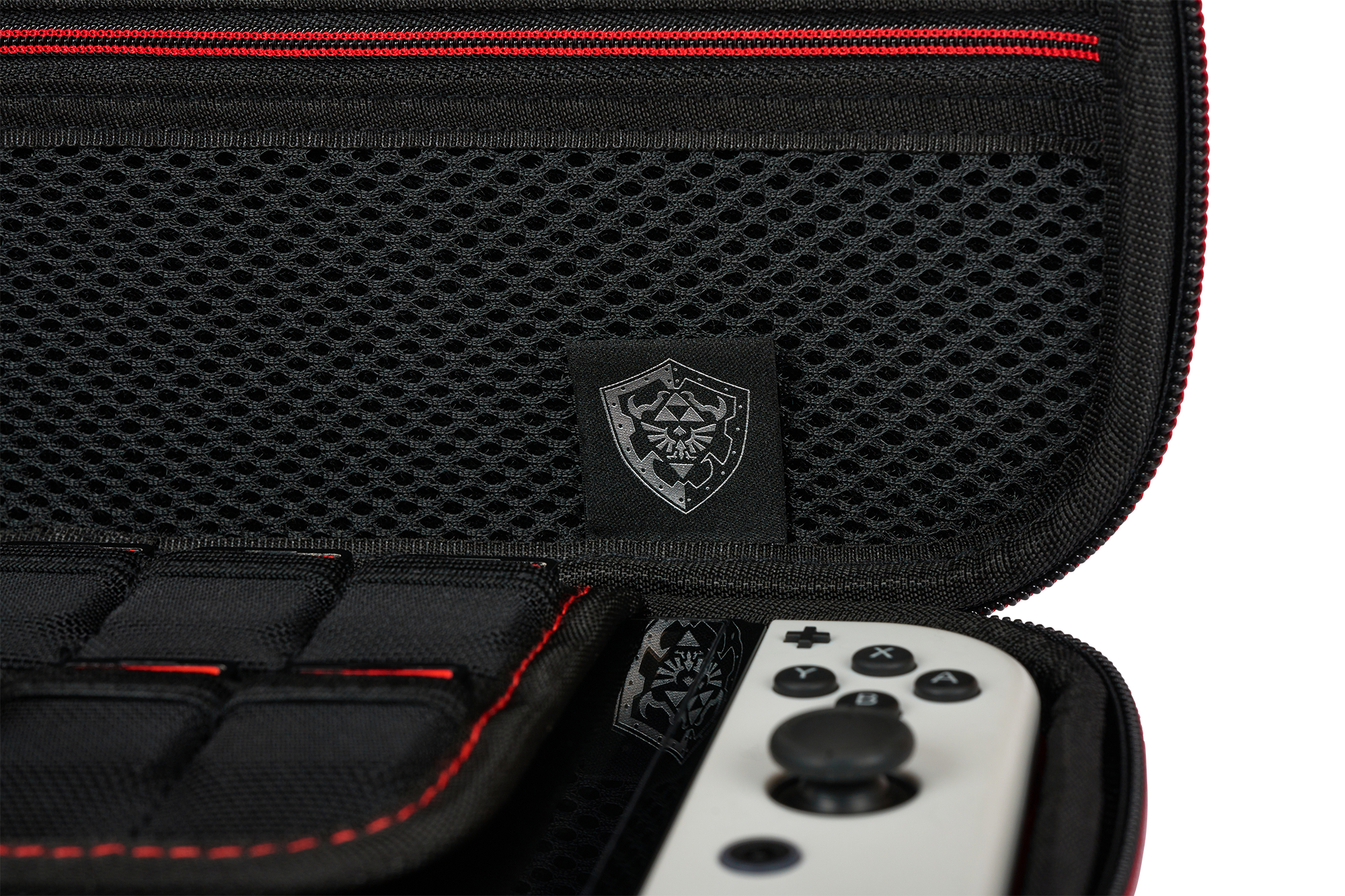 Offene schwarze Hülle mit rotem Besatz, Netzinnentasche, Zelda-Logo und weißem Controller.