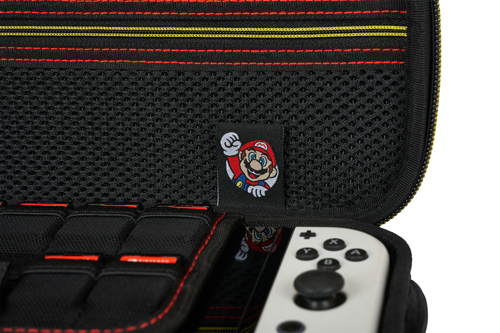 Schwarze Tasche mit Mario-Aufnäher und weißem Controller-Detail.