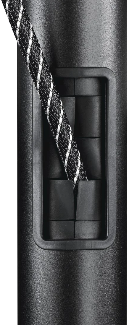 Schwarzes Kabel in einem schwarzen Kabelkanal. Der Hintergrund ist eine schwarze Oberfläche.