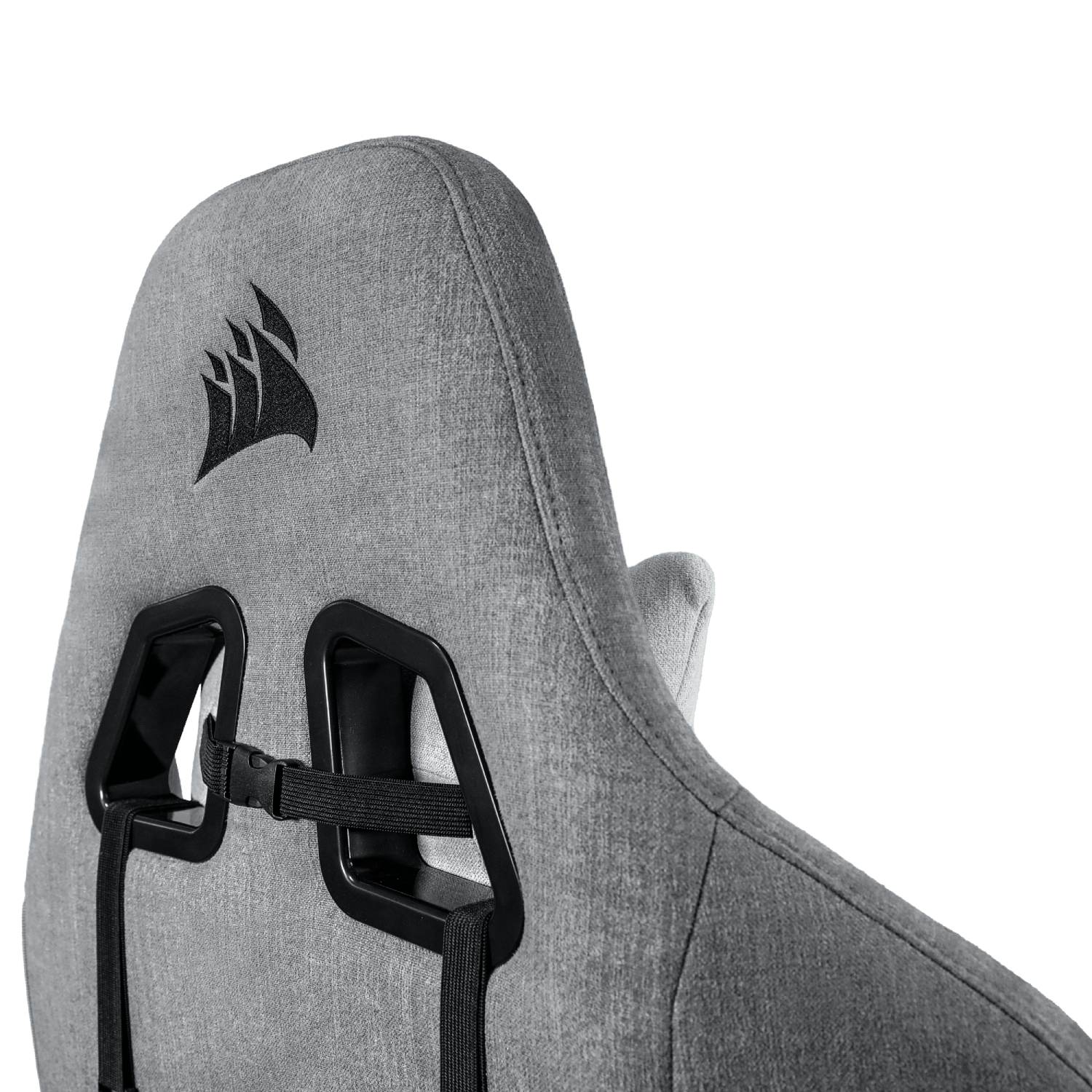 Primer plano de una silla de juego gris. El logotipo de Corsair está en el reposacabezas.