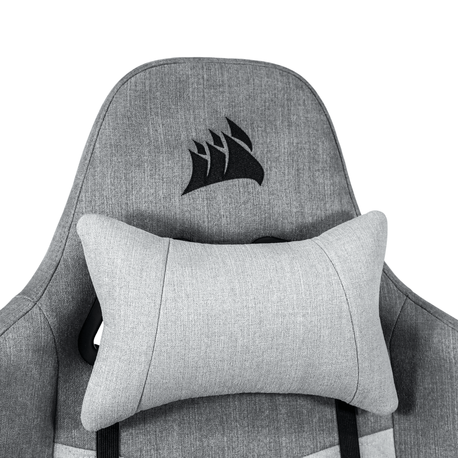 Primer plano del reposacabezas gris de la silla gaming Corsair. Logotipo negro Corsair y almohada gris.