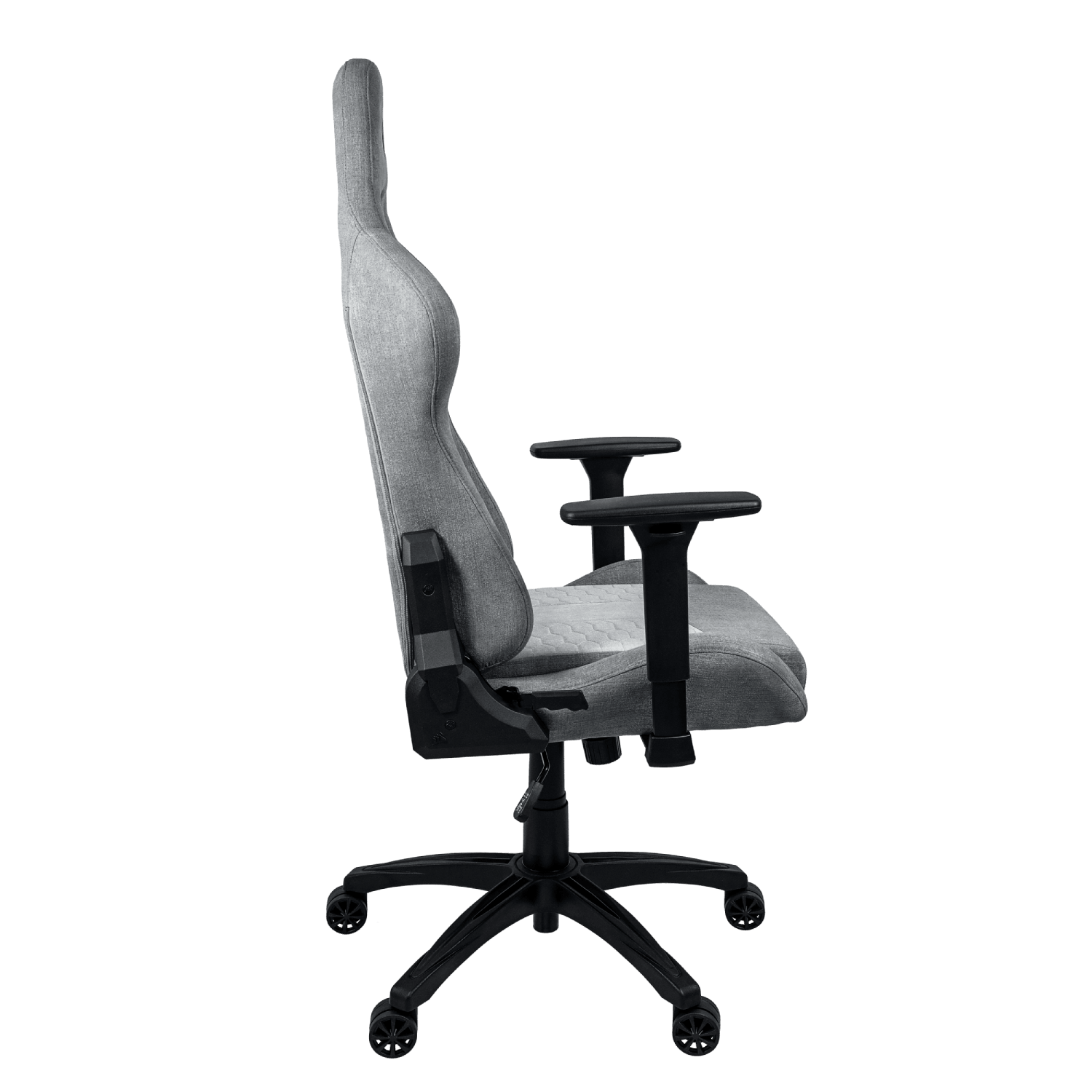 Una silla gamer gris sobre un fondo negro. Vista lateral de la silla.